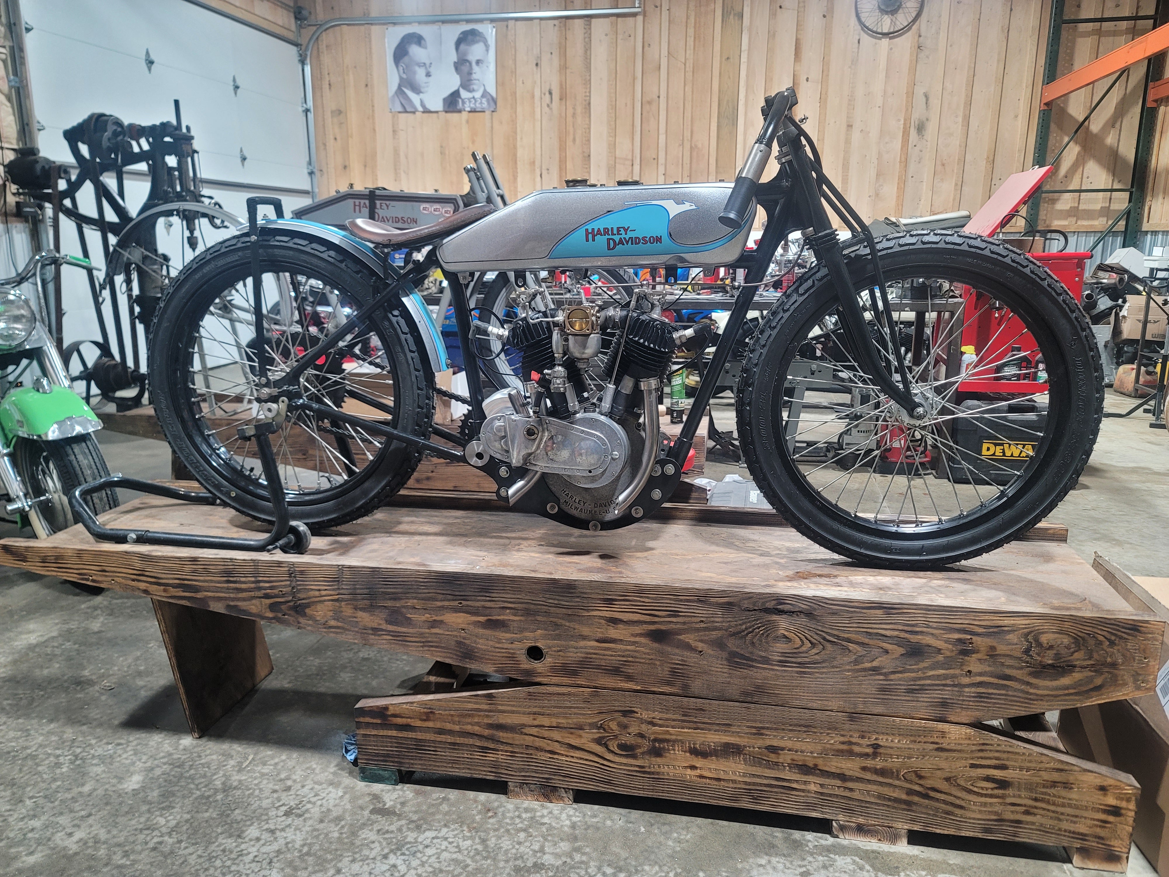 CL 001 Wooden Competition Distributing Motorcycle Lift Display